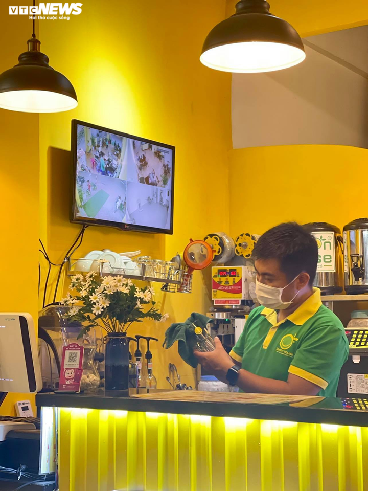 Chủ quán Hà Nội buồn bã thu dọn đồ trước giờ dừng hoạt động để chống COVID-19 - 1