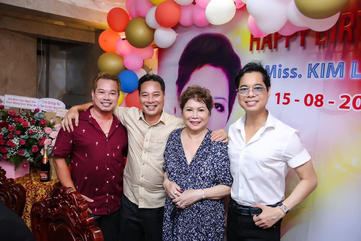 Những khoảnh khắc thấm tình mẫu tử của ca sĩ Ngọc Sơn và mẹ - 9