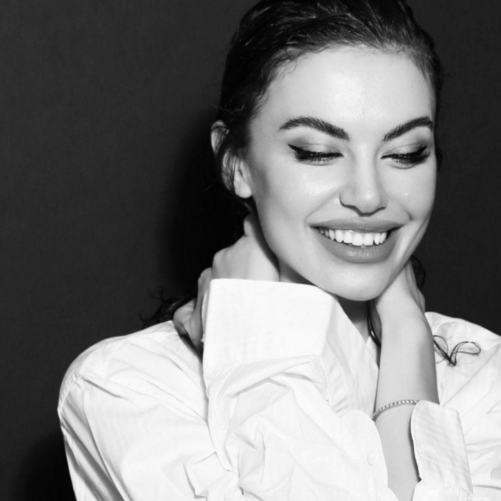 Hoa hậu Albania gây sốt với nhan sắc quá giống Angelina Jolie - 2