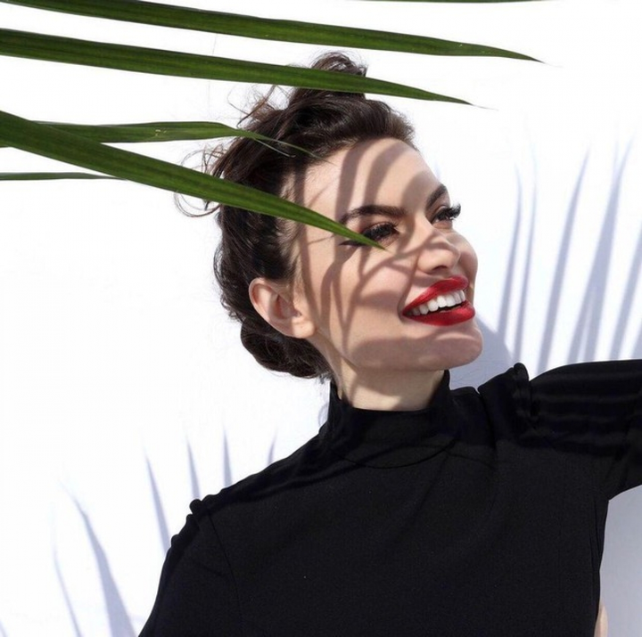 Hoa hậu Albania gây sốt với nhan sắc quá giống Angelina Jolie - 5