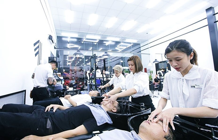 Hà Nội dừng hoạt động cắt tóc, gội đầu, nhà hàng chỉ được bán mang về - 1