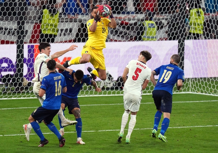 Tỏa sáng giúp Italy vô địch, Donnarumma đi vào lịch sử EURO - 3