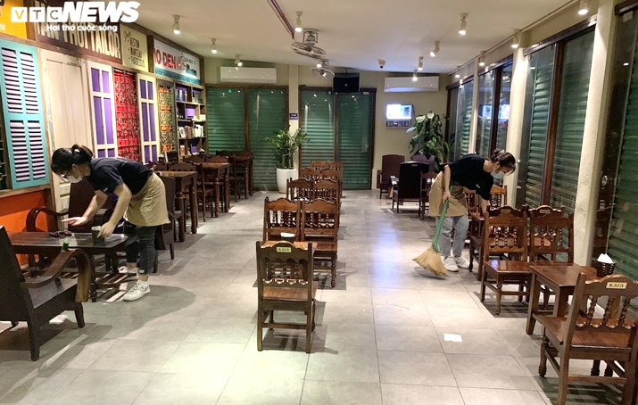 Chủ quán Hà Nội buồn bã thu dọn đồ trước giờ dừng hoạt động để chống COVID-19 - 3