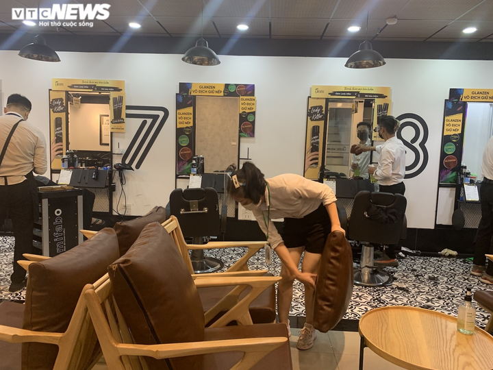 Chủ quán Hà Nội buồn bã thu dọn đồ trước giờ dừng hoạt động để chống COVID-19 - 4