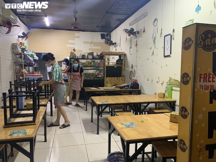 Chủ quán Hà Nội buồn bã thu dọn đồ trước giờ dừng hoạt động để chống COVID-19 - 2