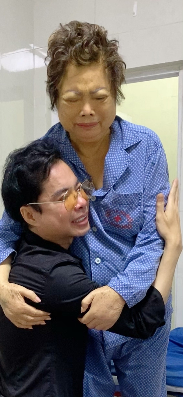 Những khoảnh khắc thấm tình mẫu tử của ca sĩ Ngọc Sơn và mẹ - 1