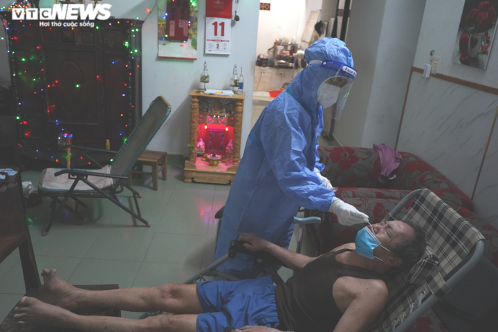 Theo chân đội 'bắt' COVID-19 đi từng ngõ, gõ từng nhà test nhanh cho người dân - 7