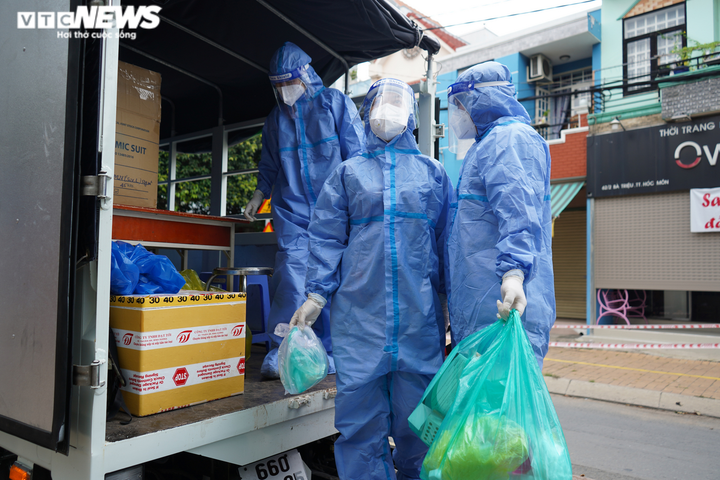 Theo chân đội 'bắt' COVID-19 đi từng ngõ, gõ từng nhà test nhanh cho người dân - 1