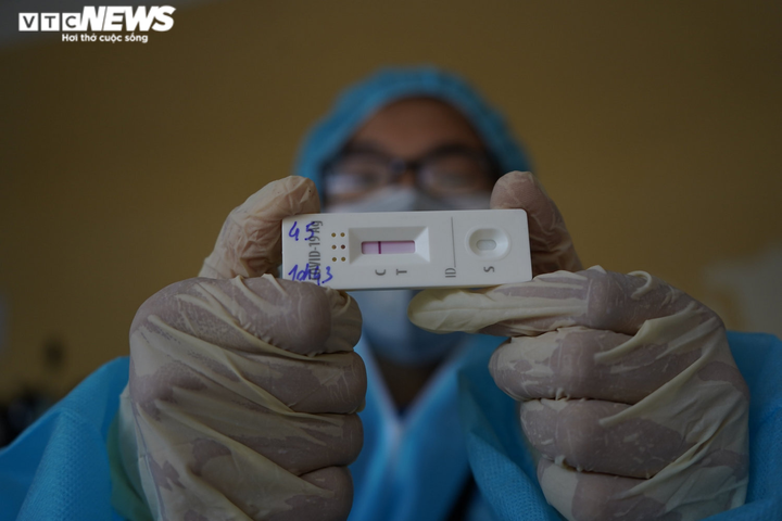 Theo chân đội 'bắt' COVID-19 đi từng ngõ, gõ từng nhà test nhanh cho người dân - 11