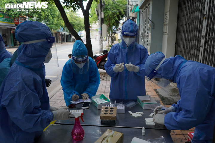 Theo chân đội 'bắt' COVID-19 đi từng ngõ, gõ từng nhà test nhanh cho người dân - 4