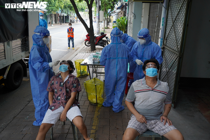 Theo chân đội 'bắt' COVID-19 đi từng ngõ, gõ từng nhà test nhanh cho người dân - 8