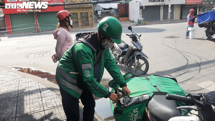 TP.HCM đề xuất tiêm vaccine cho shipper, người trong cuộc nói gì? - 1