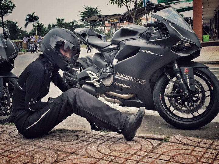 Người phụ nữ bên cạnh Johnny Trí Nguyễn lúc cao to vạm vỡ đến khi gầy gò kém sắc - 10