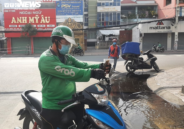 TP.HCM đề xuất tiêm vaccine cho shipper, người trong cuộc nói gì? - 2