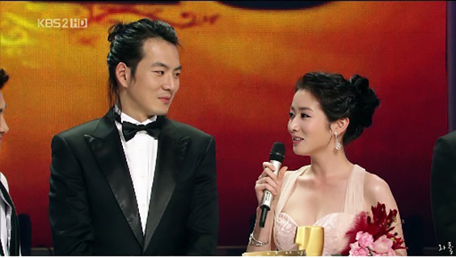 Bất ngờ trước tuổi thật của sao Hàn: Trên phim là mẹ con, ngoài đời học cùng lớp - 4