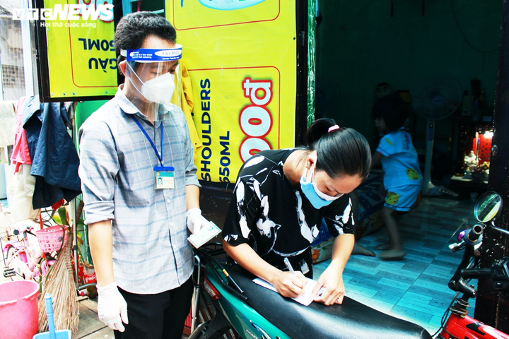 Ảnh: Người dân xúc động ký nhận tiền hỗ trợ từ gói 886 tỷ đồng của TP.HCM - 9