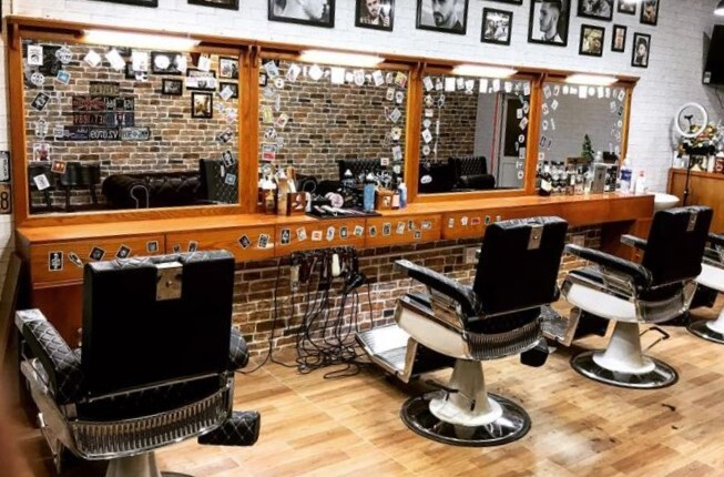  Khởi tố vụ án quán cắt tóc hoạt động bất chấp dịch COVID-19 ở Hưng Yên - 1