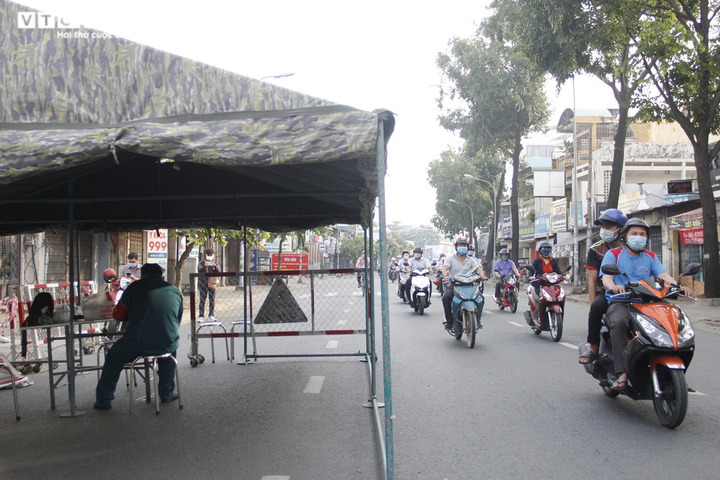 TP.HCM: Không kiểm tra giấy tờ, chốt kiểm soát ở quận Gò Vấp hết ùn tắc - 6