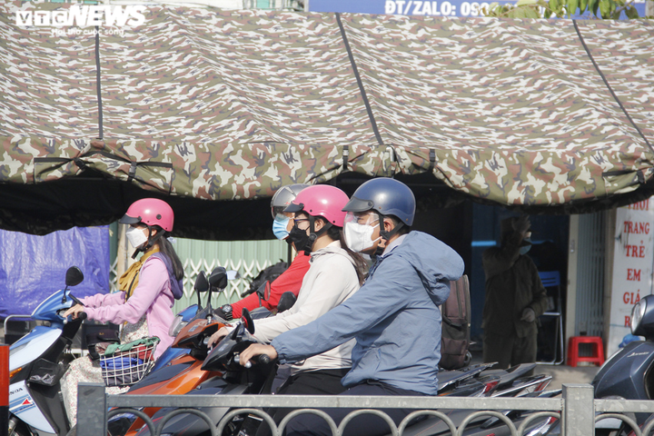 TP.HCM: Không kiểm tra giấy tờ, chốt kiểm soát ở quận Gò Vấp hết ùn tắc - 5