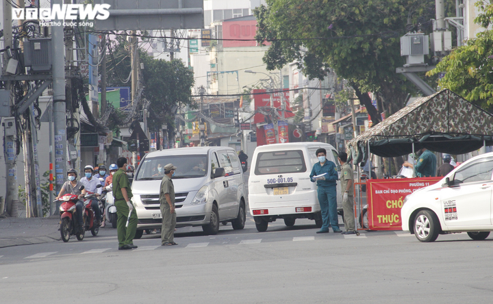 TP.HCM: Không kiểm tra giấy tờ, chốt kiểm soát ở quận Gò Vấp hết ùn tắc - 9