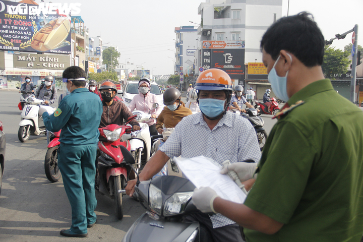 TP.HCM: Không kiểm tra giấy tờ, chốt kiểm soát ở quận Gò Vấp hết ùn tắc - 10