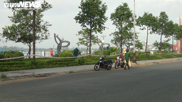Người đàn ông nhảy xuống sông Tiền bơi đi trốn khi gặp tổ tuần tra COVID-19 - 1