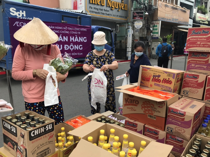 TP.HCM xuất hiện các điểm bán hàng lưu động, phục vụ mua sắm khi giãn cách - 2