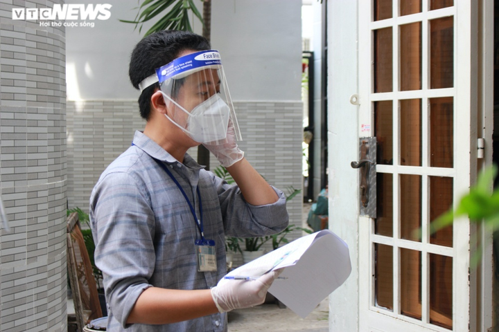 Ảnh: Người dân xúc động ký nhận tiền hỗ trợ từ gói 886 tỷ đồng của TP.HCM - 7