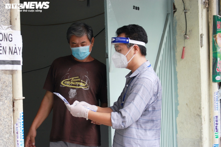 Ảnh: Người dân xúc động ký nhận tiền hỗ trợ từ gói 886 tỷ đồng của TP.HCM - 3