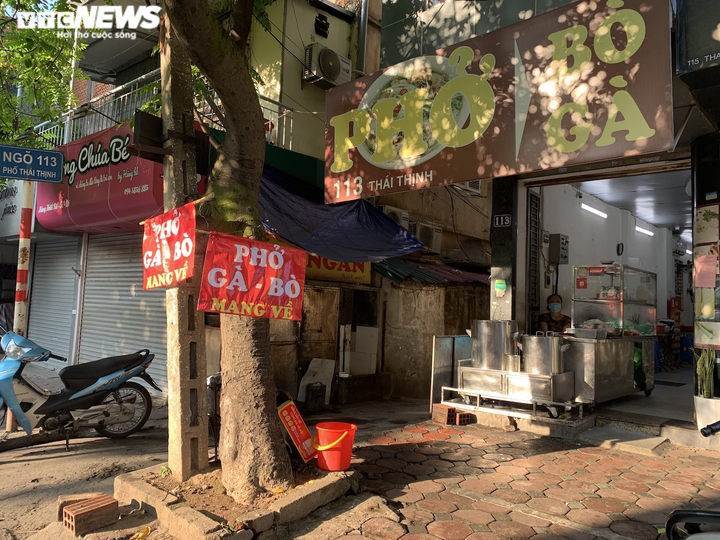 Phòng COVID-19, hàng quán ăn sáng ở Hà Nội nơi đóng cửa, nơi chỉ bán mang về - 4