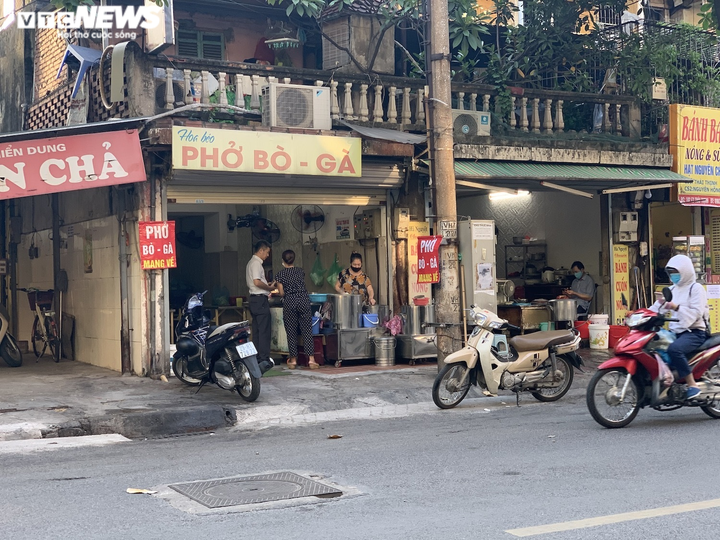 Phòng COVID-19, hàng quán ăn sáng ở Hà Nội nơi đóng cửa, nơi chỉ bán mang về - 6