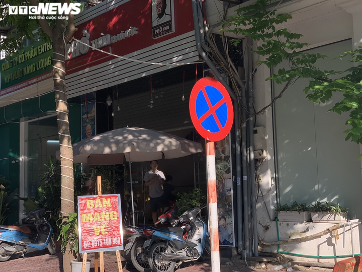 Phòng COVID-19, hàng quán ăn sáng ở Hà Nội nơi đóng cửa, nơi chỉ bán mang về - 3
