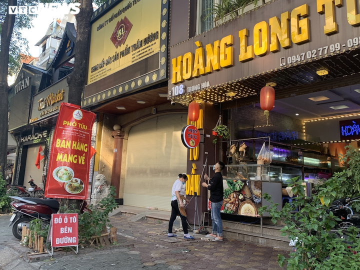 Phòng COVID-19, hàng quán ăn sáng ở Hà Nội nơi đóng cửa, nơi chỉ bán mang về - 2