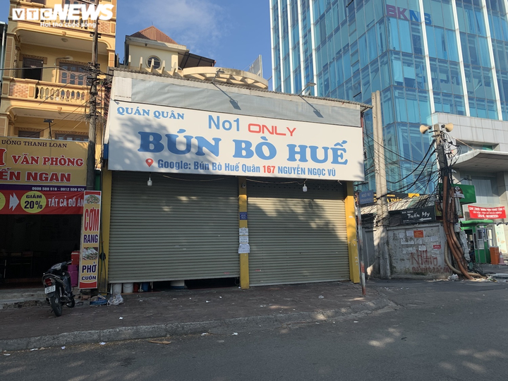 Phòng COVID-19, hàng quán ăn sáng ở Hà Nội nơi đóng cửa, nơi chỉ bán mang về - 12