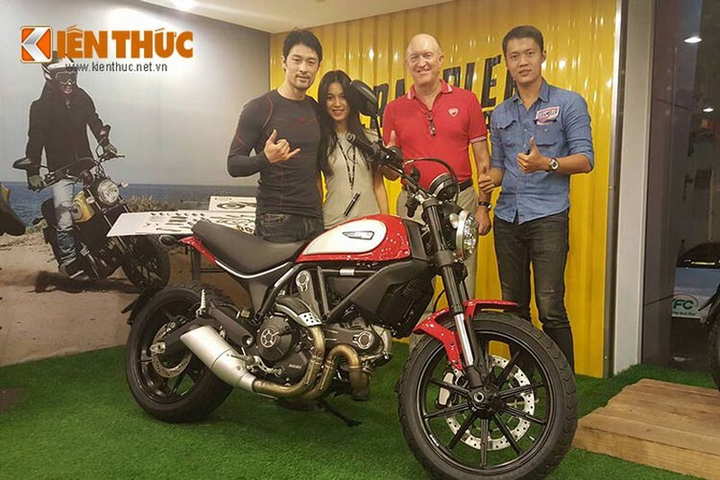 Người phụ nữ bên cạnh Johnny Trí Nguyễn lúc cao to vạm vỡ đến khi gầy gò kém sắc - 11