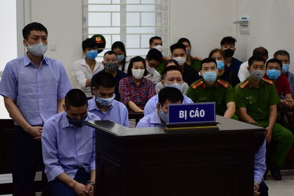 Mở lại phiên tòa xét xử 4 cựu thanh tra giao thông bảo kê logo 'xe vua' - 1