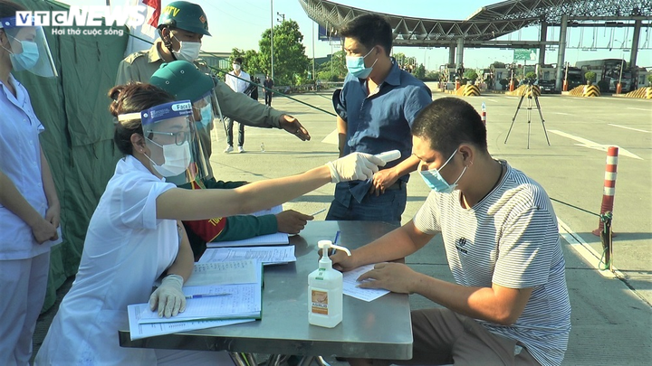 Ảnh: 22 chốt kiểm soát dịch tại các cửa ngõ Hà Nội trong ngày đầu hoạt động - 5