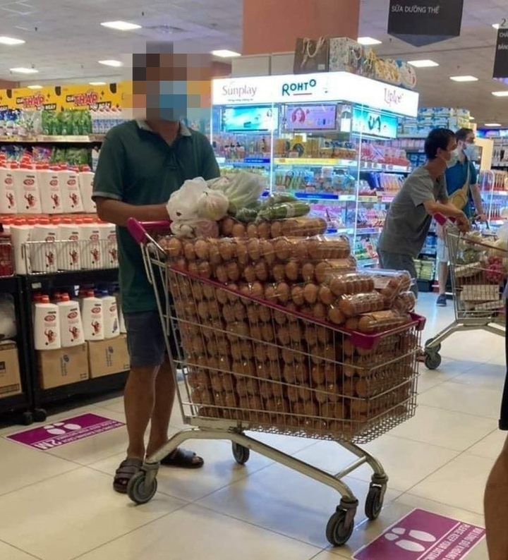 Siêu thị bác thông tin người đàn ông mua cả xe trứng - 1