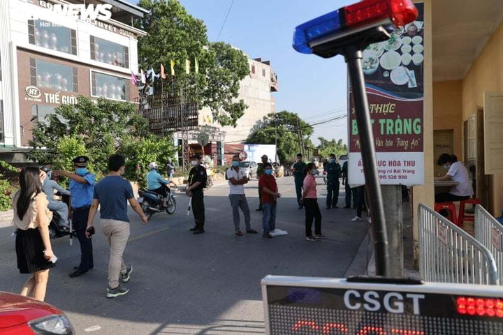 Ảnh: 22 chốt kiểm soát dịch tại các cửa ngõ Hà Nội trong ngày đầu hoạt động - 9