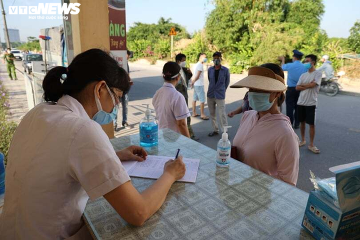 Ảnh: 22 chốt kiểm soát dịch tại các cửa ngõ Hà Nội trong ngày đầu hoạt động - 14
