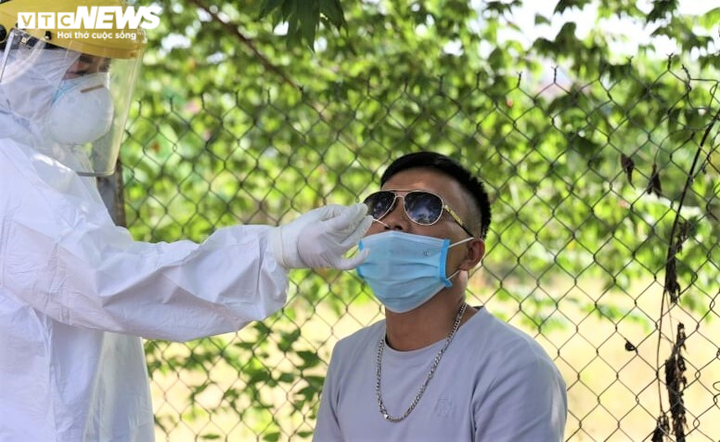 Ảnh: 22 chốt kiểm soát dịch tại các cửa ngõ Hà Nội trong ngày đầu hoạt động - 13