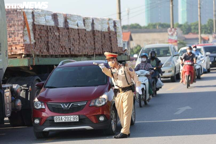 Ảnh: 22 chốt kiểm soát dịch tại các cửa ngõ Hà Nội trong ngày đầu hoạt động - 8