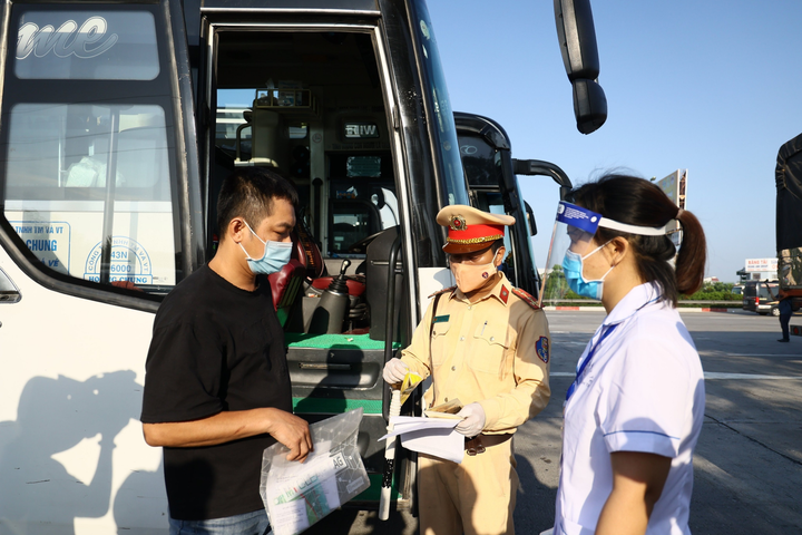 Hà Nội lập chốt kiểm soát, nhiều tài xế từ vùng dịch phải quay đầu - 1