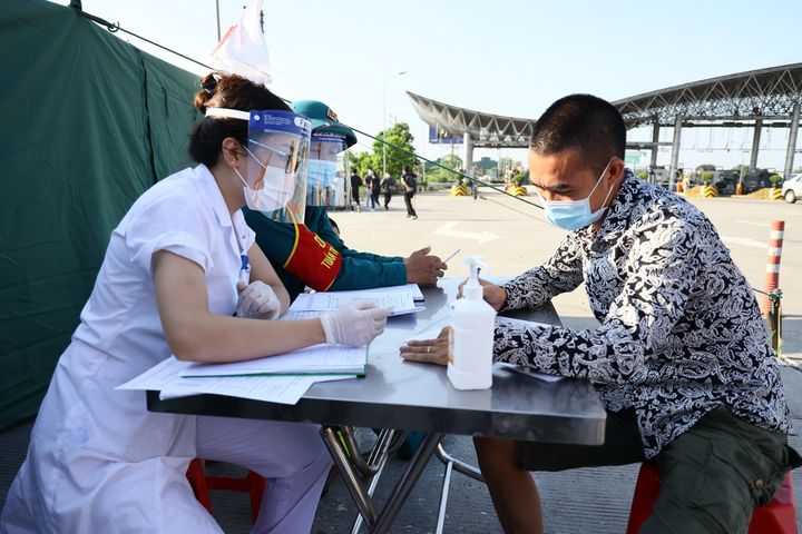 Hà Nội lập chốt kiểm soát, nhiều tài xế từ vùng dịch phải quay đầu - 8