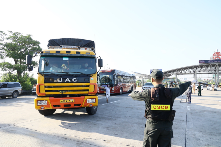 Hà Nội lập chốt kiểm soát, nhiều tài xế từ vùng dịch phải quay đầu - 5
