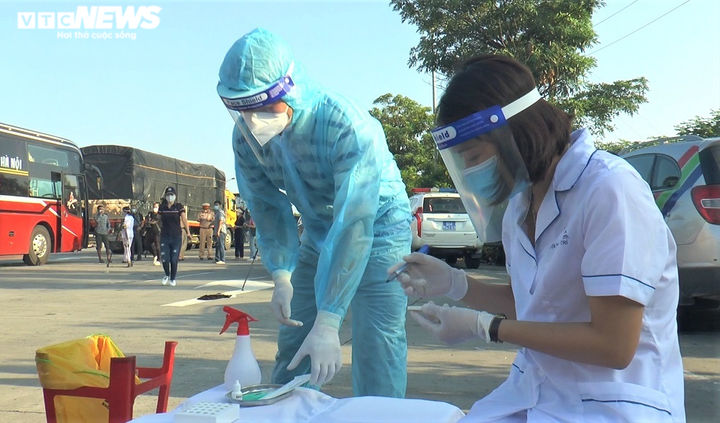 Ảnh: 22 chốt kiểm soát dịch tại các cửa ngõ Hà Nội trong ngày đầu hoạt động - 2