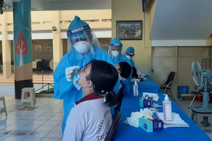 TP.HCM ghi nhận hơn 2.000 ca COVID-19 trong 24 giờ - 1