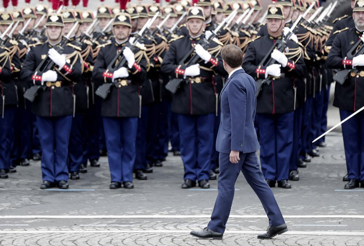 Video: Binh sĩ Pháp cầu hôn trên đại lộ Champs-Élysées ngay trước lễ duyệt binh - 4
