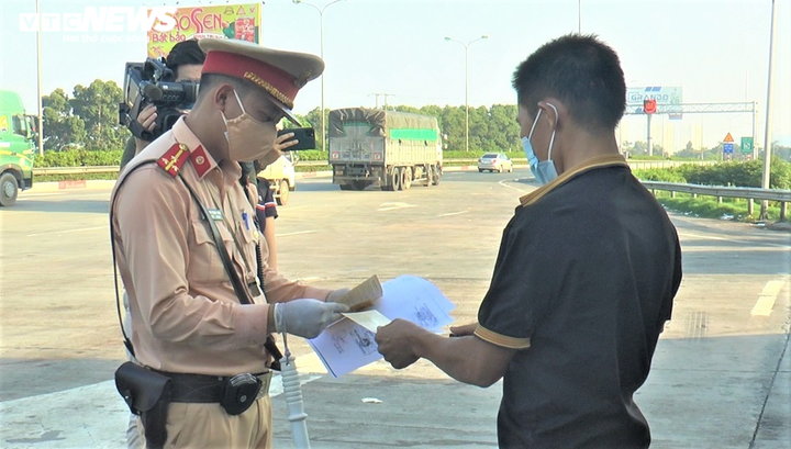 Ảnh: 22 chốt kiểm soát dịch tại các cửa ngõ Hà Nội trong ngày đầu hoạt động - 4