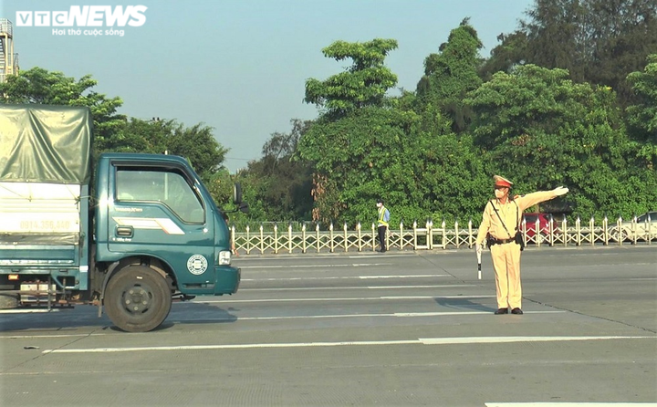 Ảnh: 22 chốt kiểm soát dịch tại các cửa ngõ Hà Nội trong ngày đầu hoạt động - 7